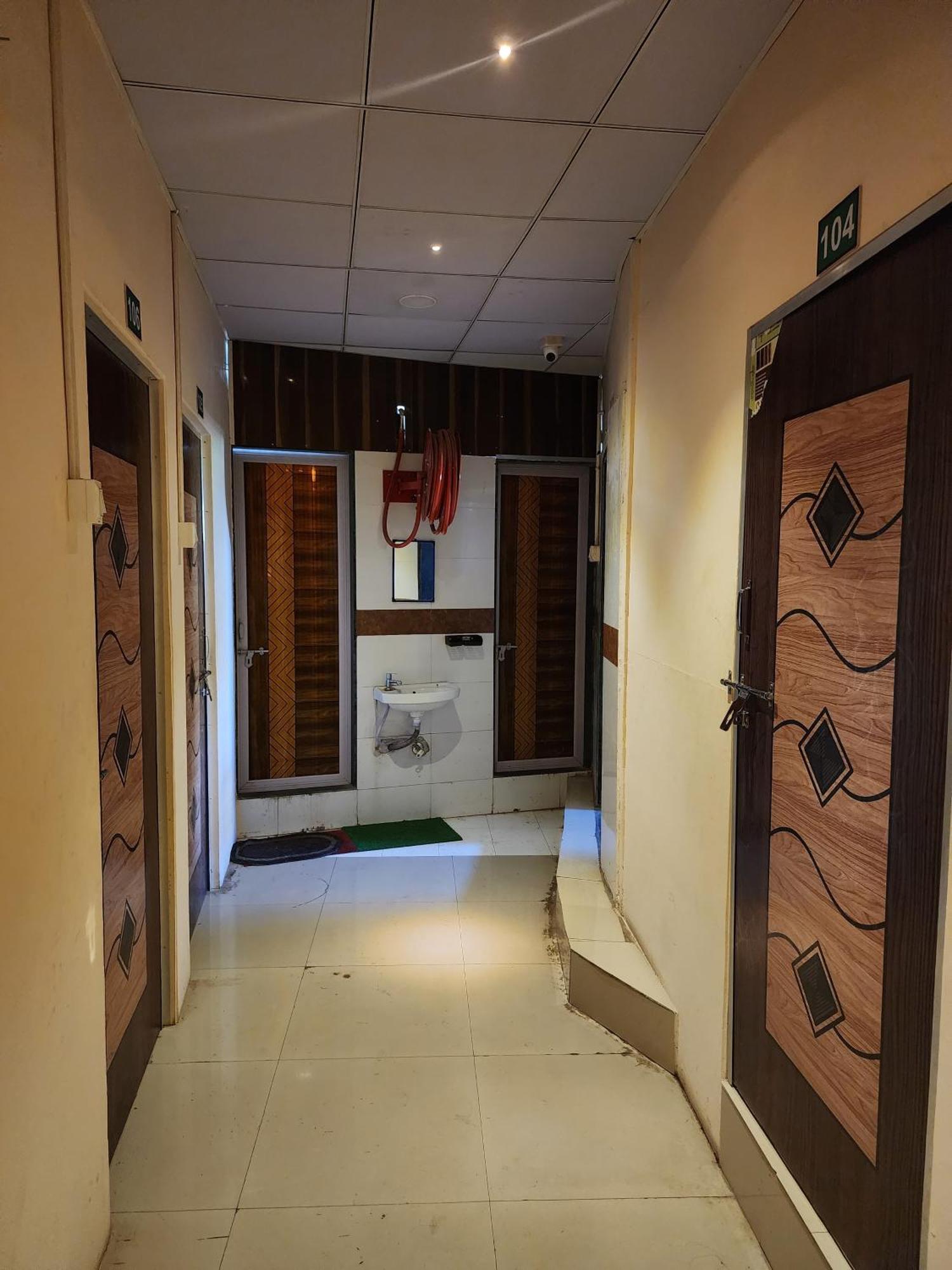 Hotel Diamond Ac Dormitory And Guest House Surat Esterno foto