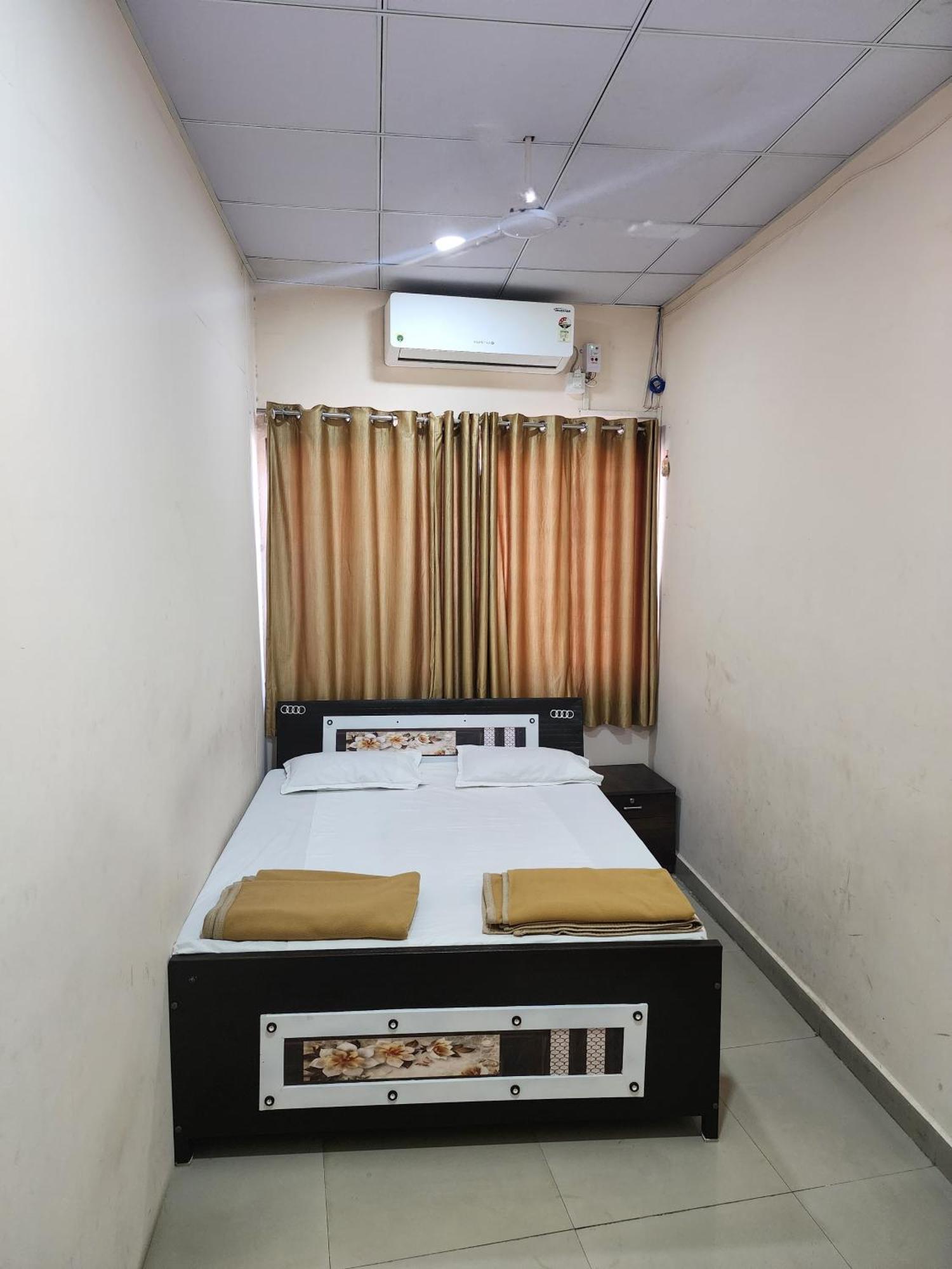 Hotel Diamond Ac Dormitory And Guest House Surat Esterno foto