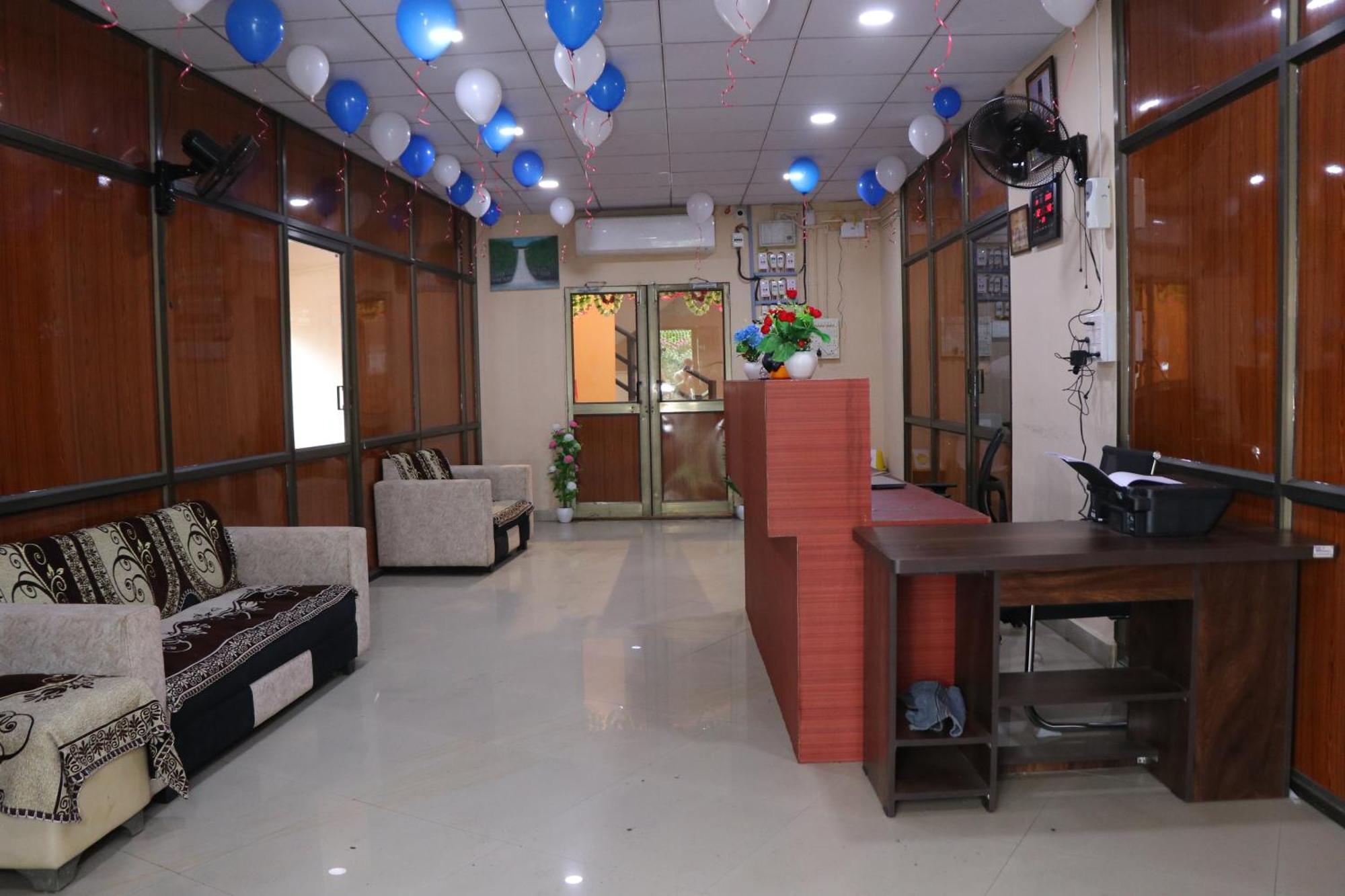 Hotel Diamond Ac Dormitory And Guest House Surat Esterno foto