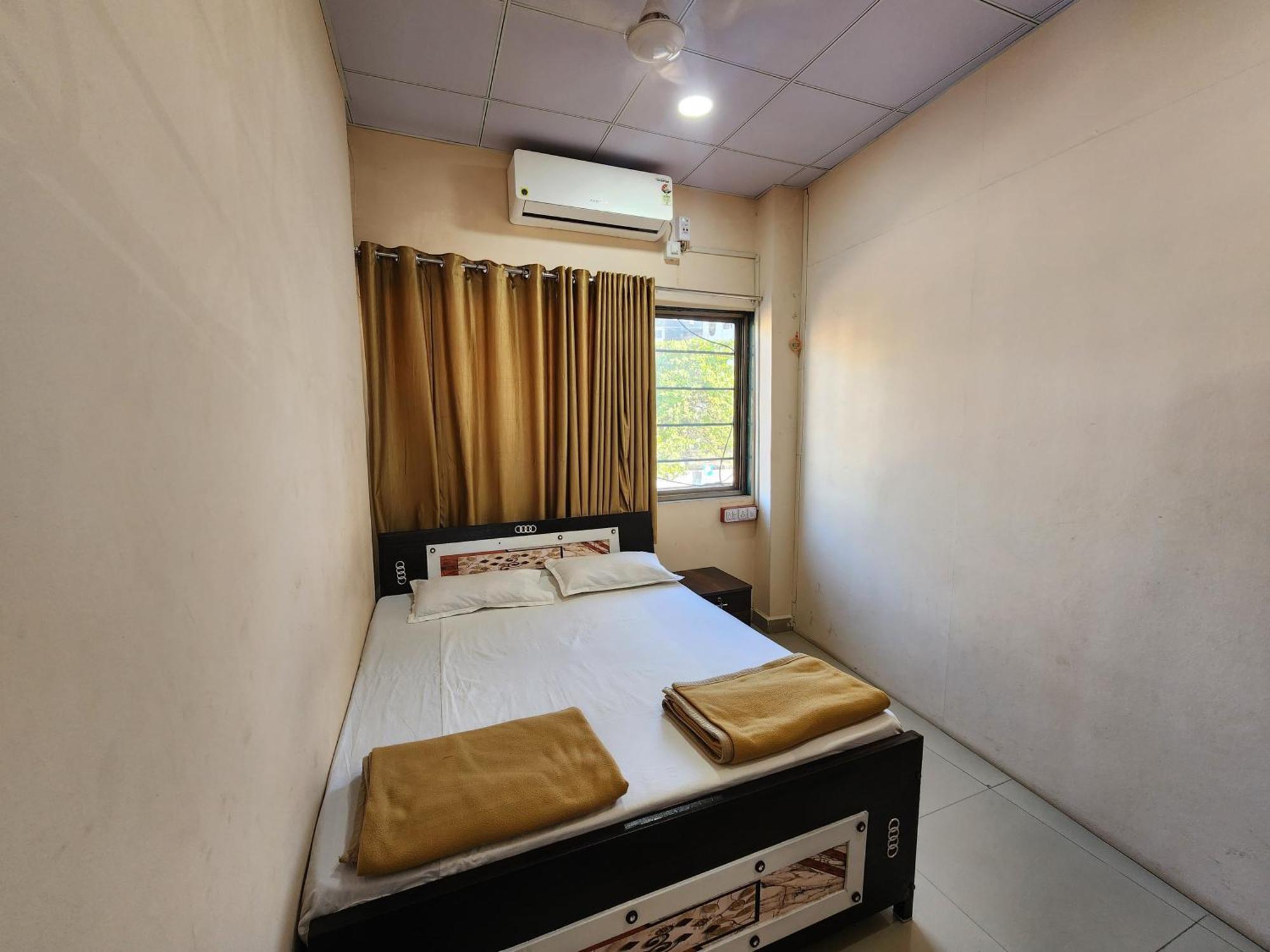 Hotel Diamond Ac Dormitory And Guest House Surat Esterno foto