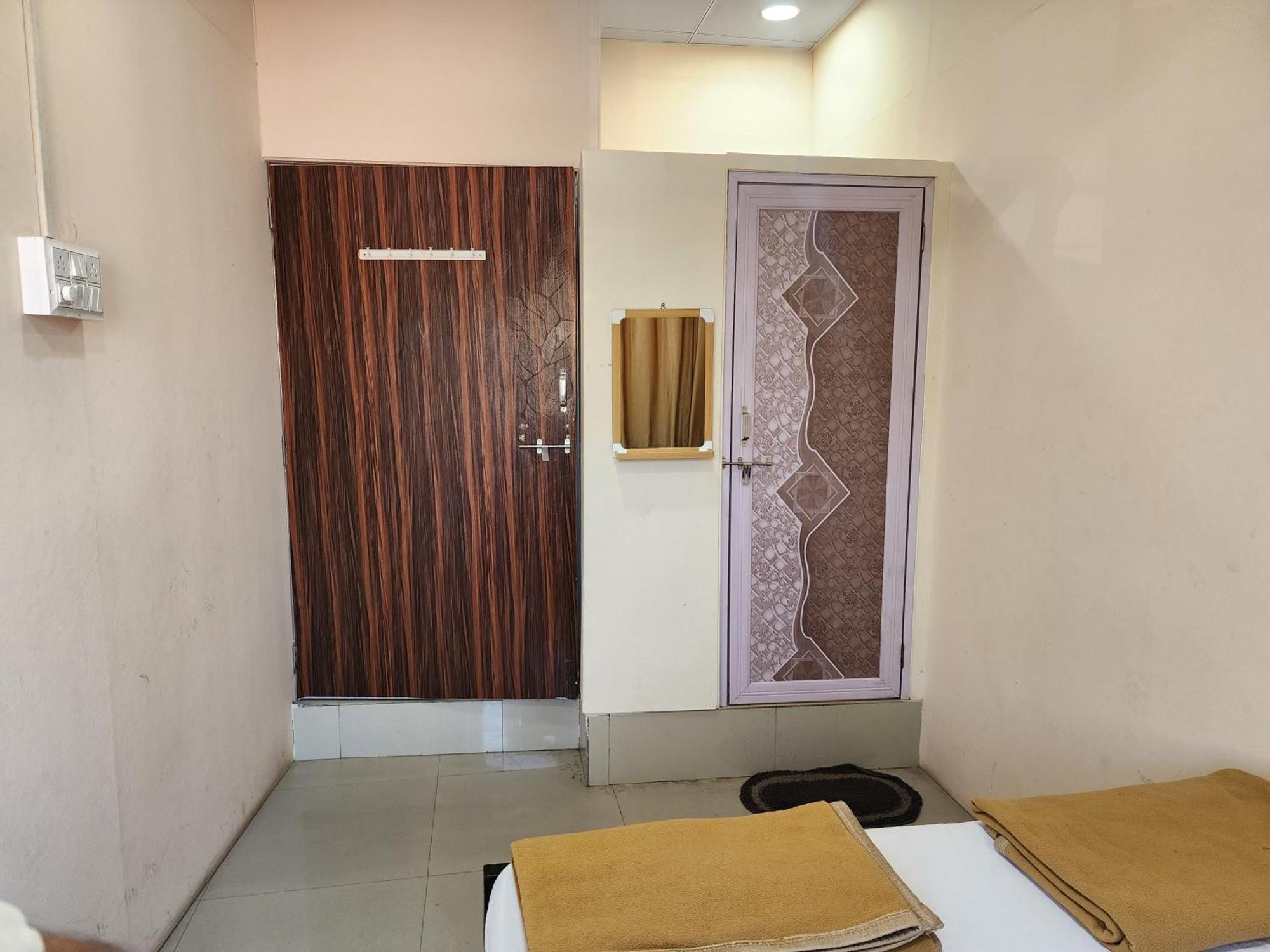 Hotel Diamond Ac Dormitory And Guest House Surat Esterno foto